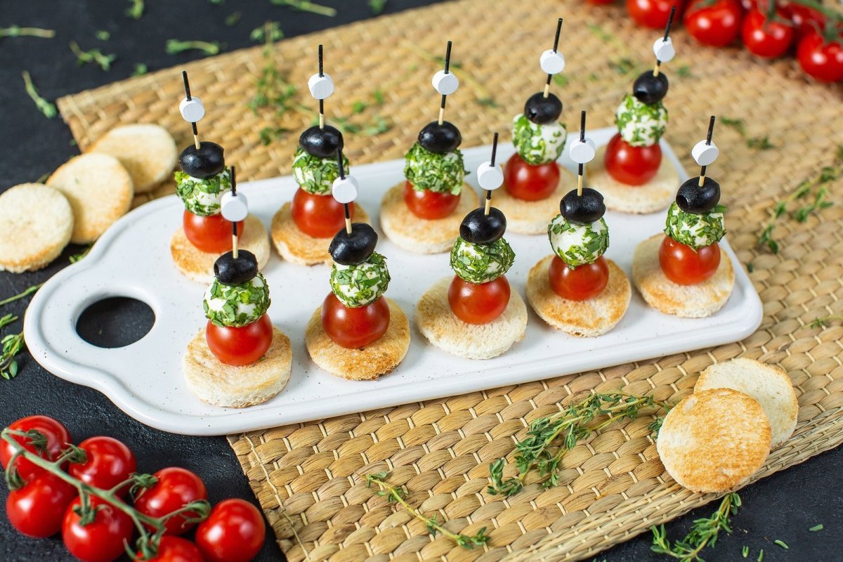 Канапе помидоры черри моцарелла базилик