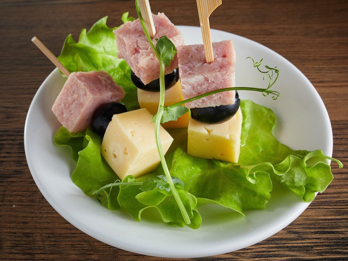 Закуски на шпажках