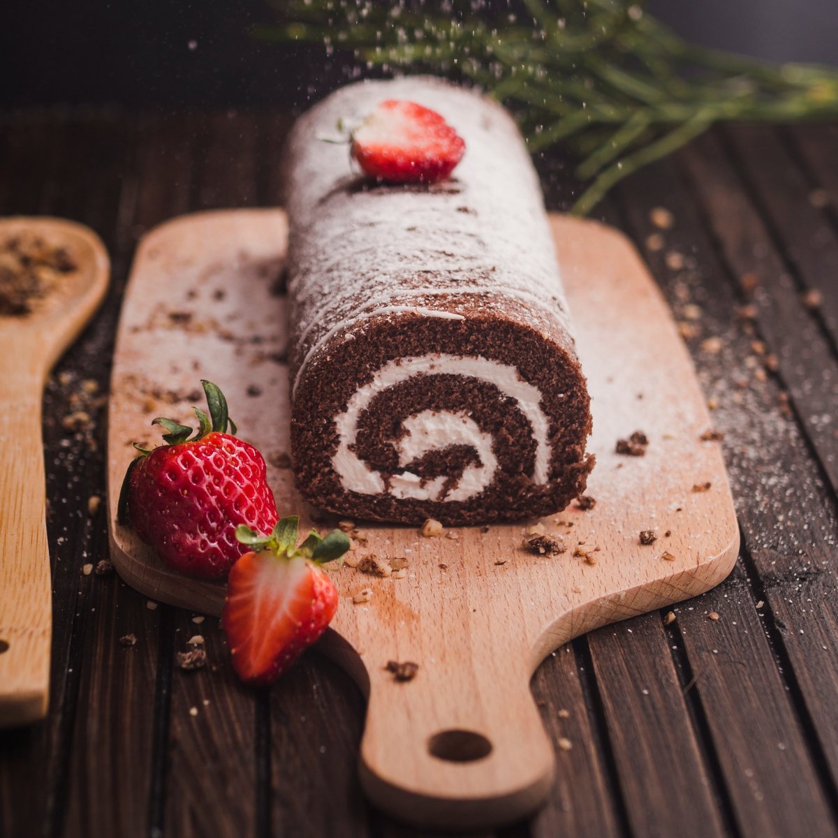 Бисквитный рулет с клубникой