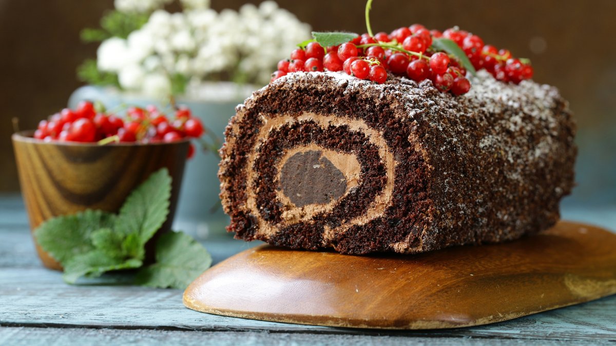 Пирожное «рулет шоколадно-фруктовый»