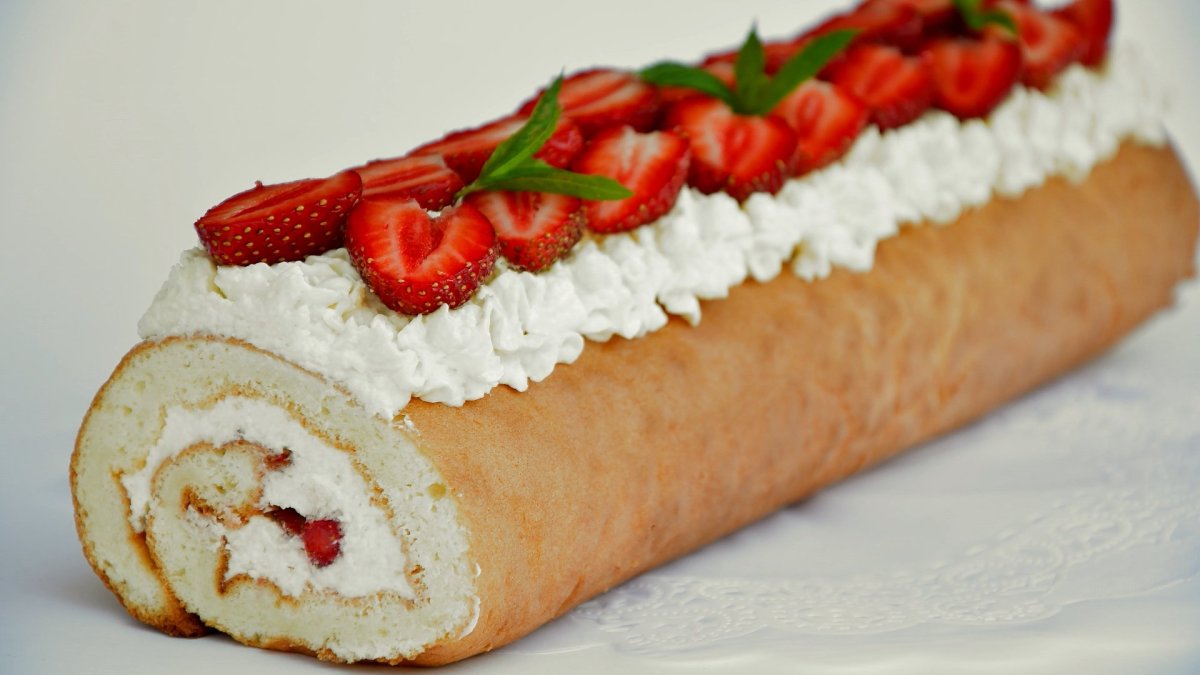 Бисквитный рулет с кремом чиз