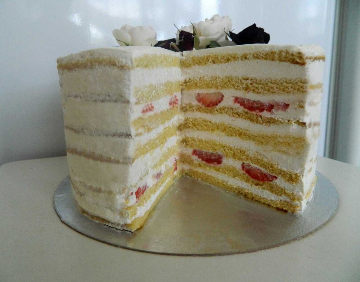 Торт украшенный манго