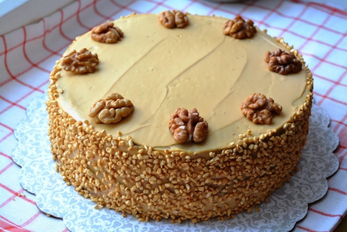 Торт медовый с черносливом и грецкими орехами