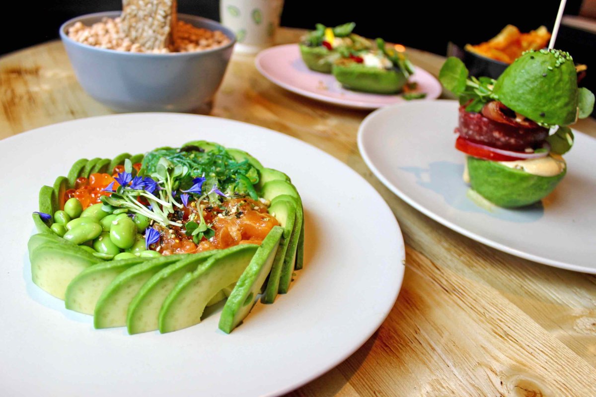 Подача авокадо на стол