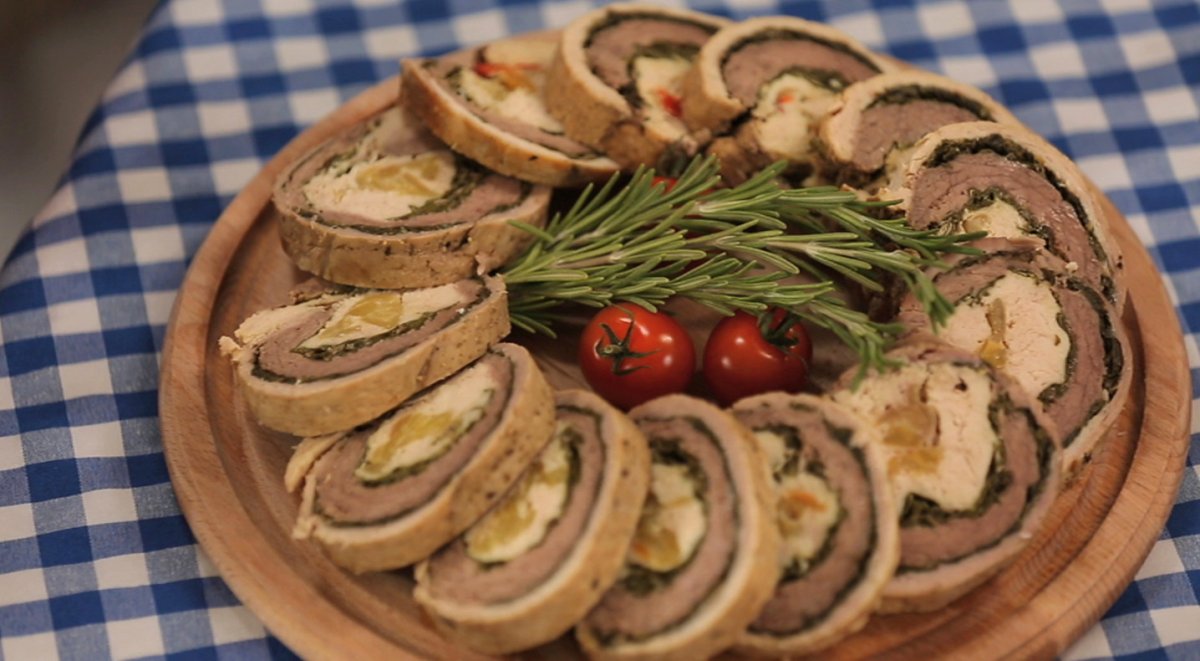 Тарталетки с печенью трески яйцом и зеленью и сыром