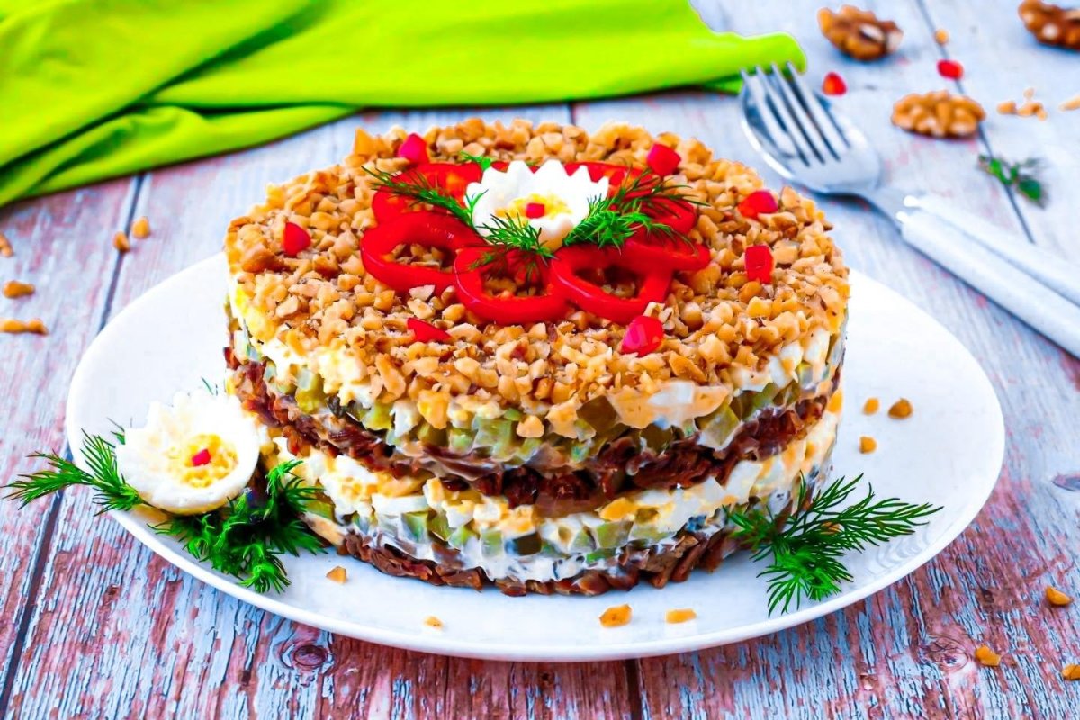 Салат с черносливом и курицей и грецкими орехами и огурцом