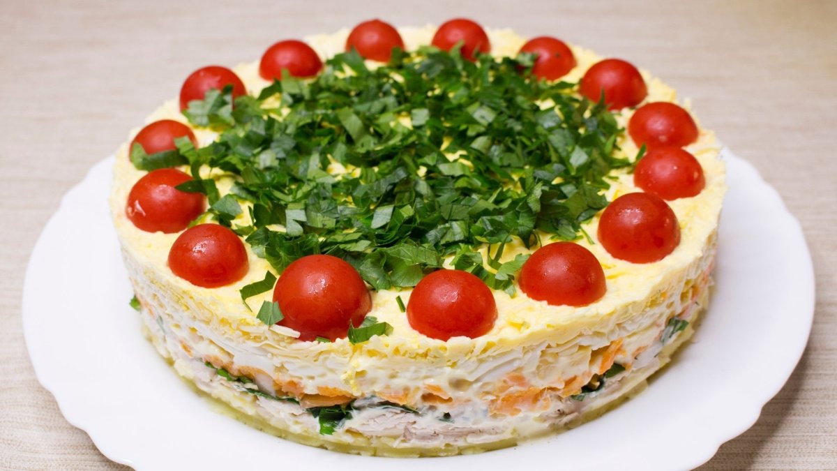 Слоёный салат "застольный гость".