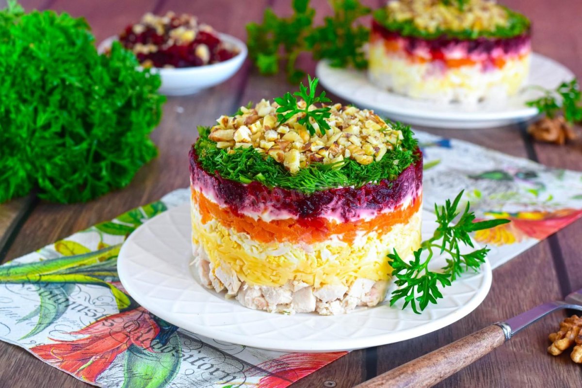 Салат из курицы с ананасами и сыром и яйцами