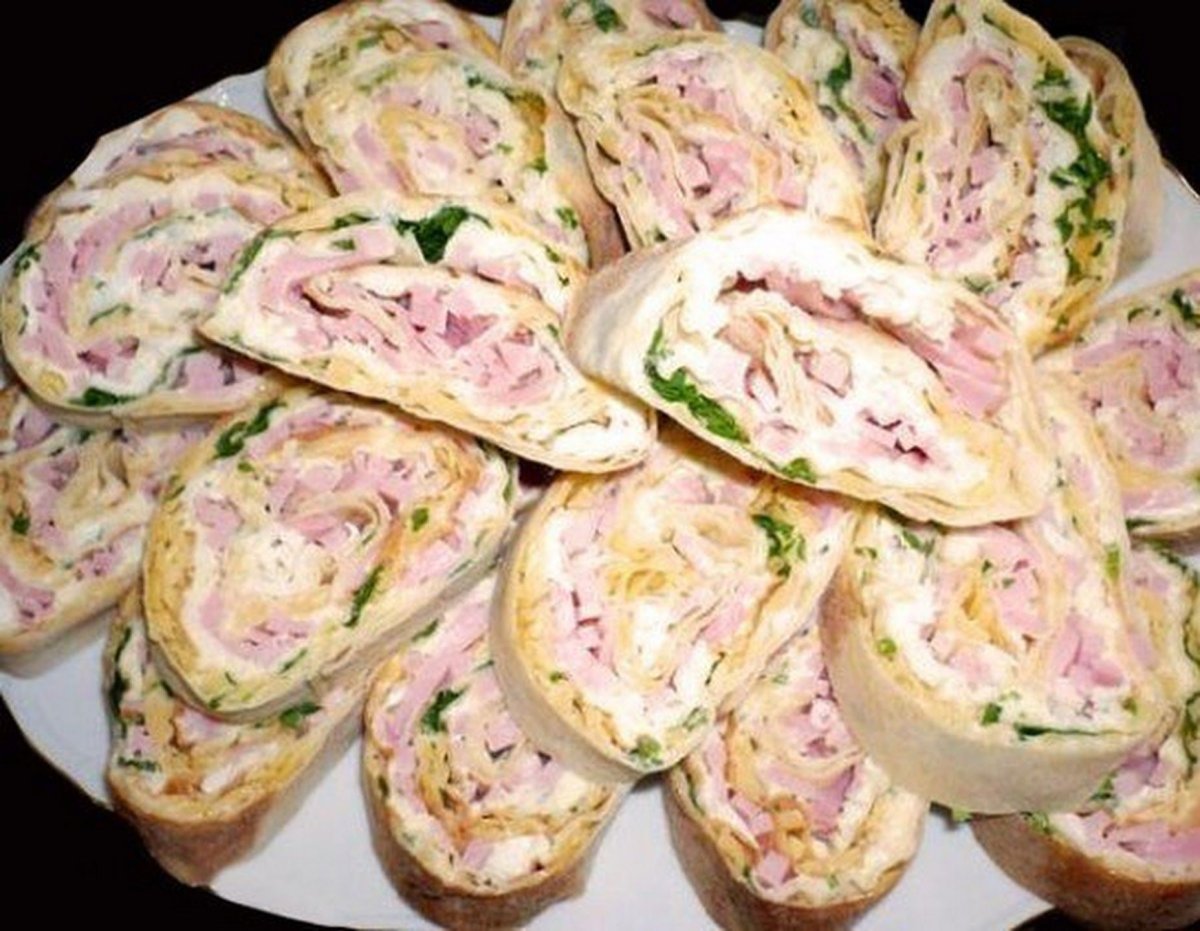 Блинный рулет с семгой и сливочным сыром