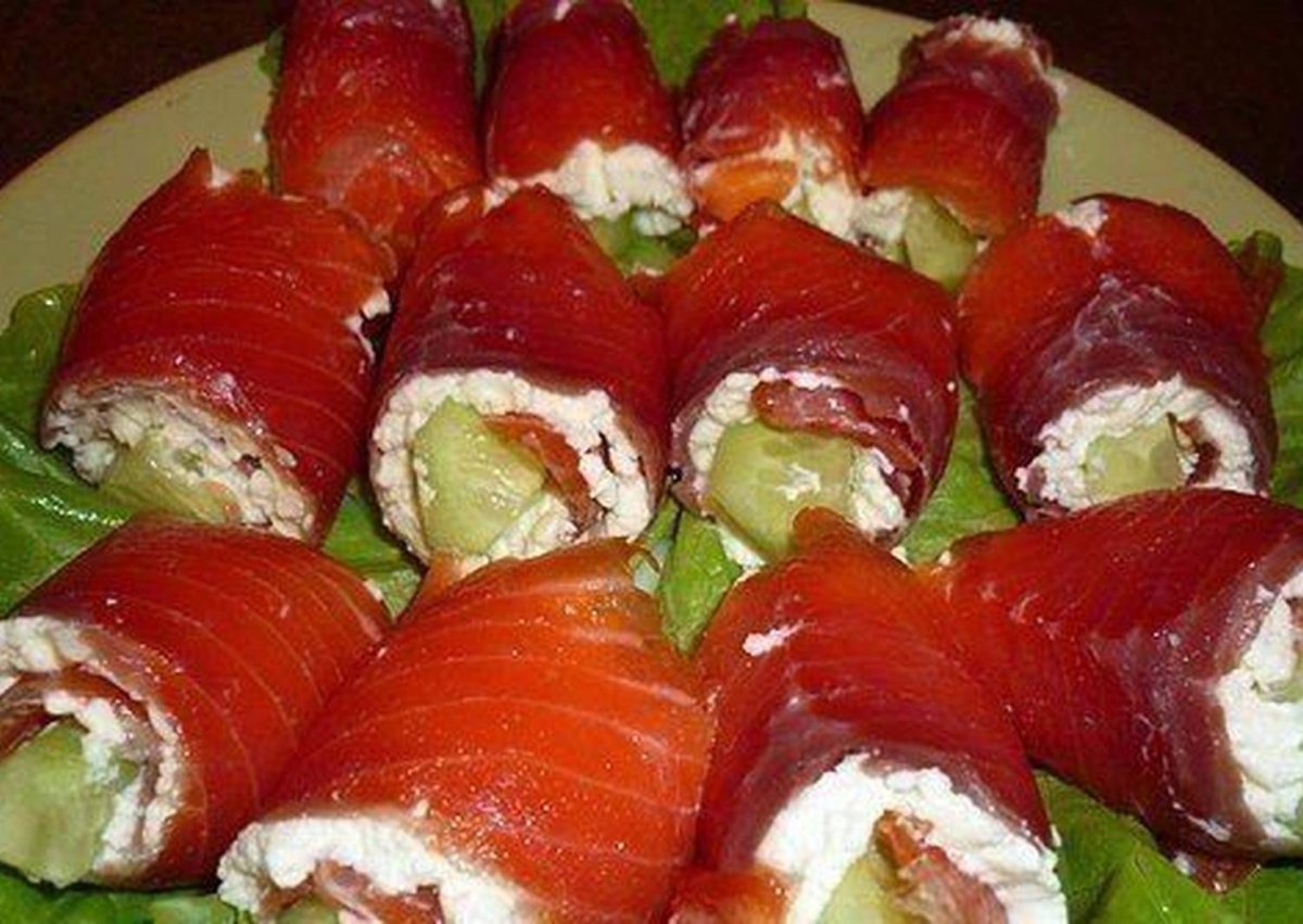 Рулет из лаваша с крабовыми палочками и яйцом