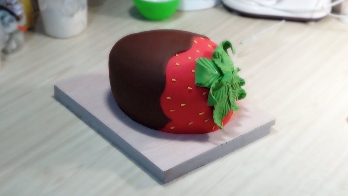 Торт в виде ягоды клубники