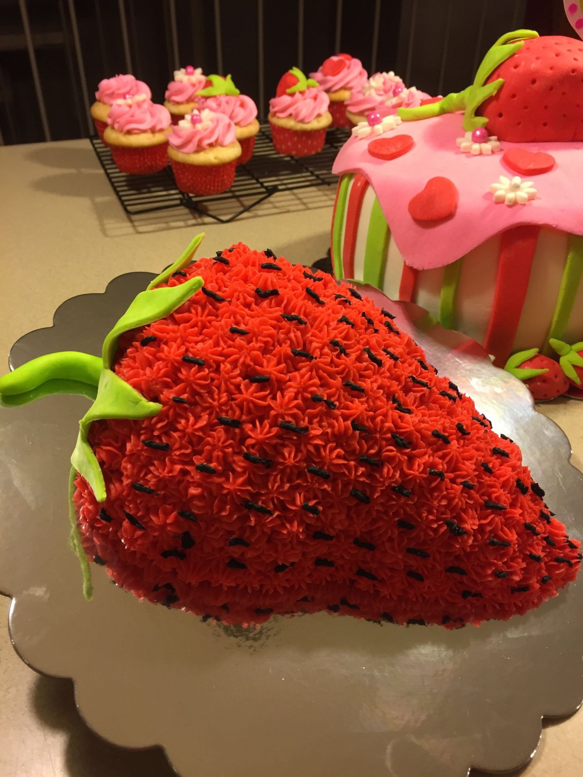 Торт в виде клубники