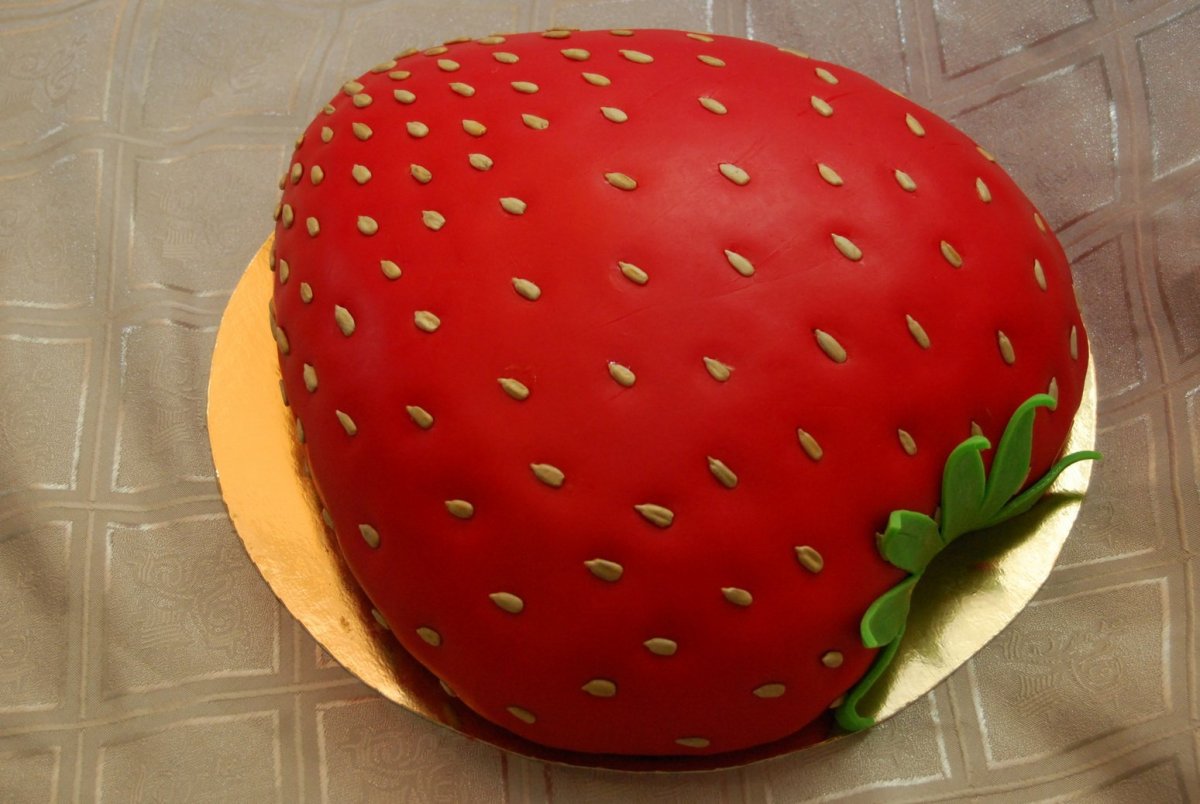 Торт в форме клубники
