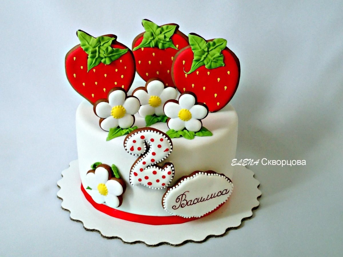 Детский торт с клубникой