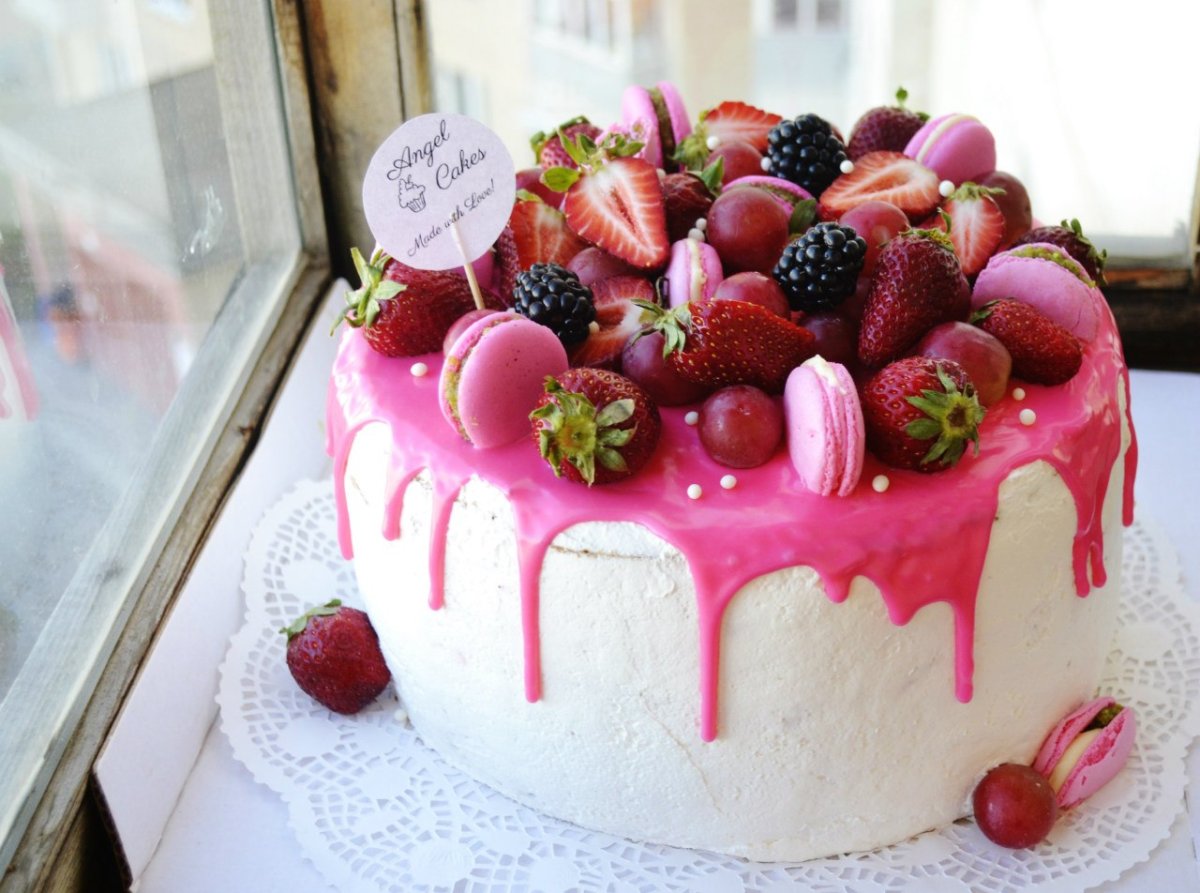 Украшение торта инжиром и клубникой