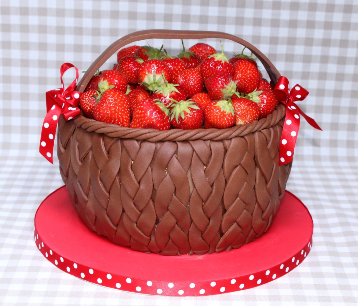 Украшение торта цветами и фруктами