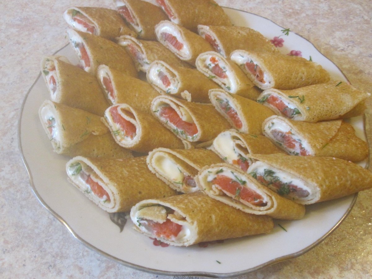 Блинные роллы с семгой