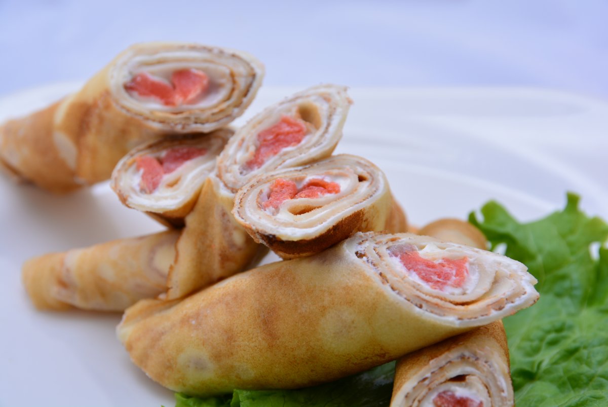 Блинный рулет с семгой и сливочным сыром