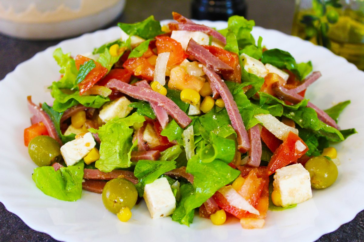 Салат с копченым мясом