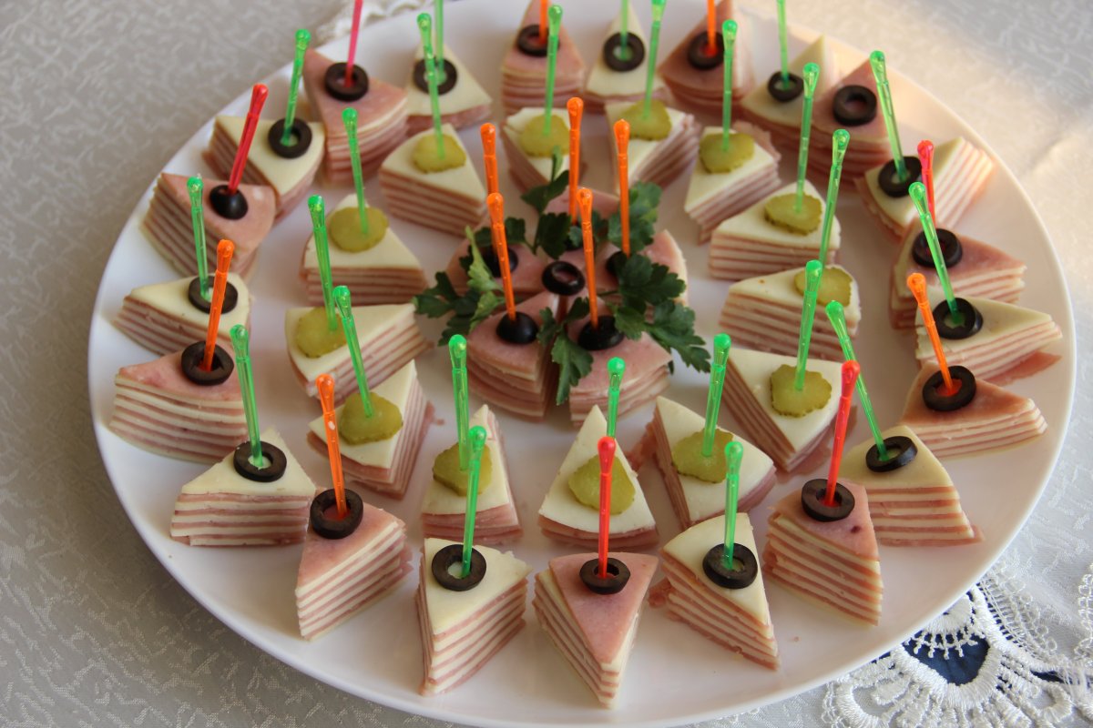 Канапе с ветчиной и черри