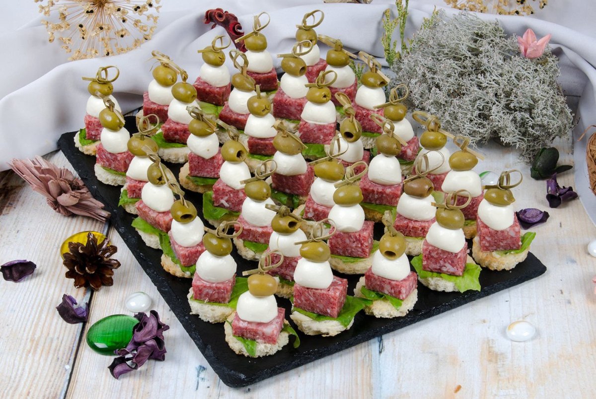 Канапе Мухоморчики с черри