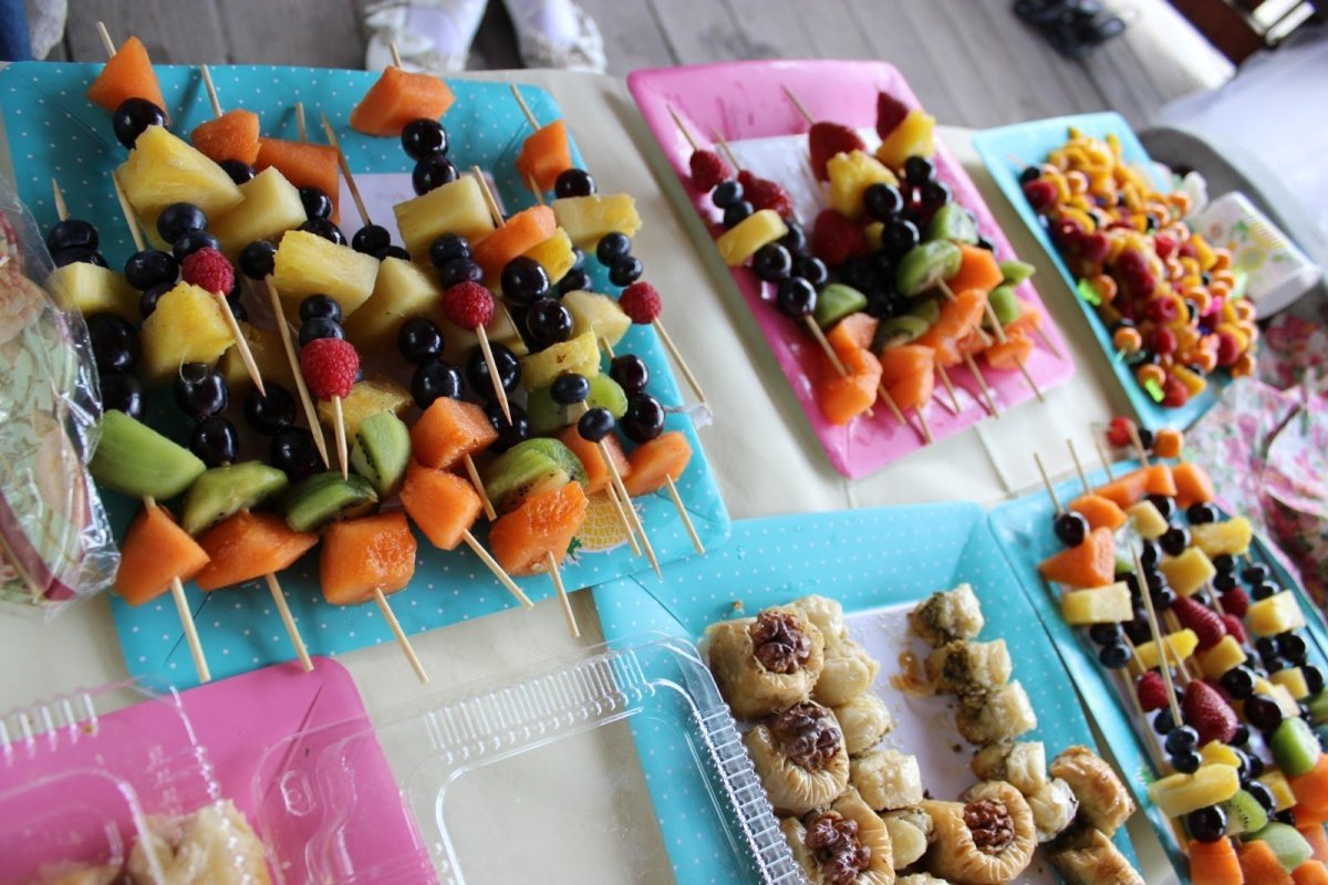 Фрукты на шпажках для фуршета