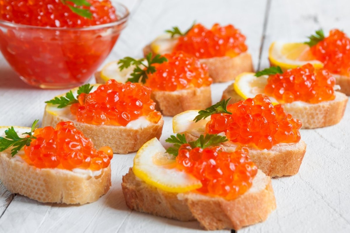 Канапе с клубникой