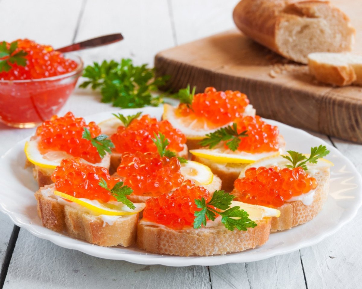 Канапешки с красной икрой