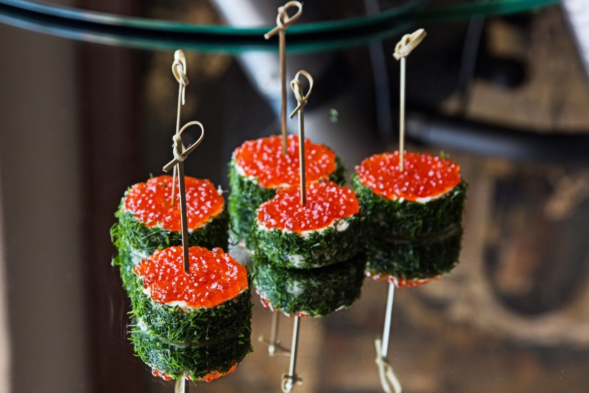 Канапе с красной икрой