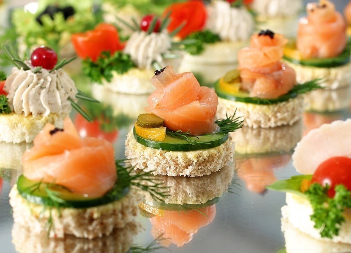 Канапе с икрой и севрюгой