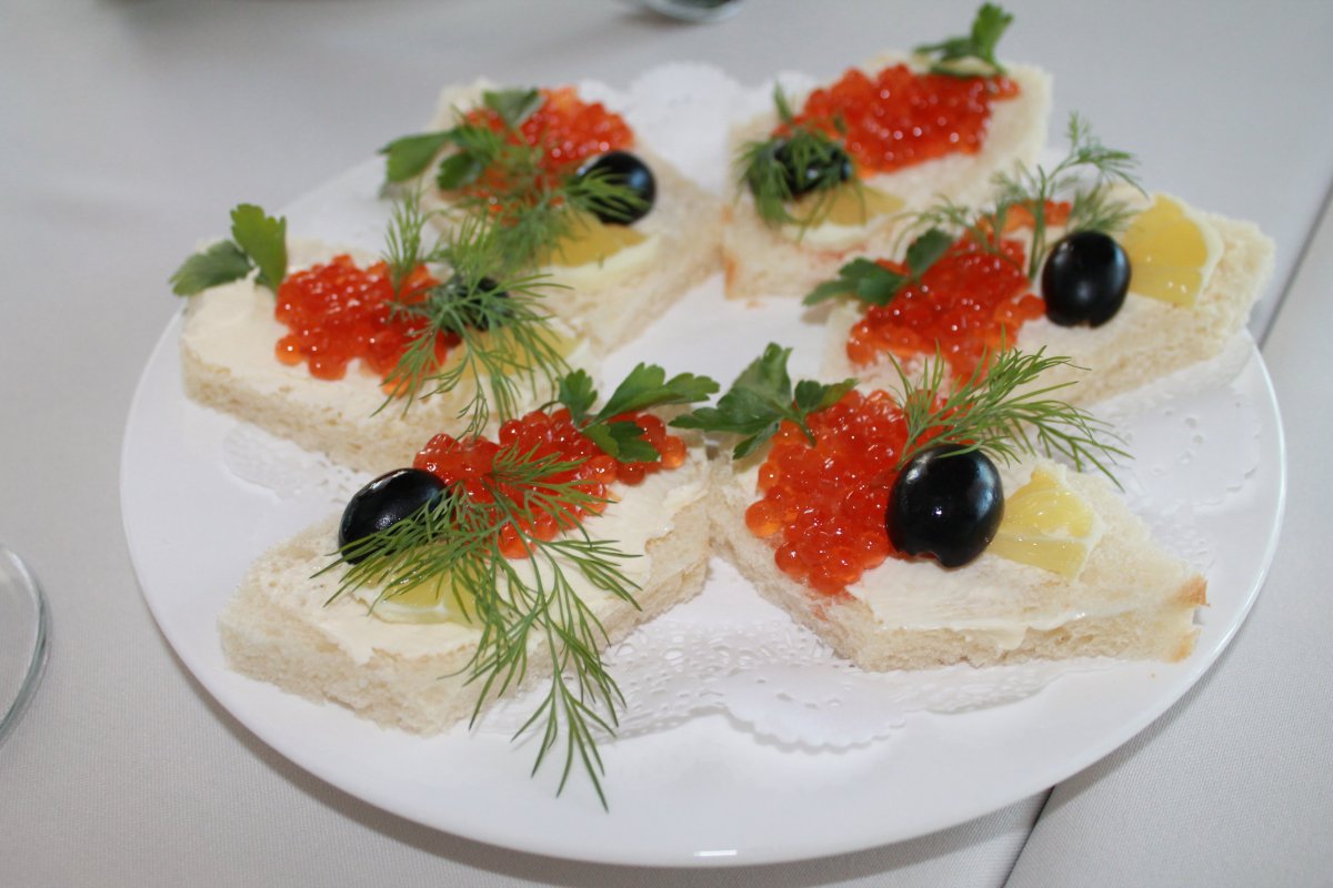 Бутерброды с красной икрой на праздничный стол