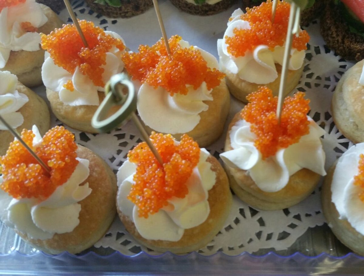 Украшение бутербродов с икрой