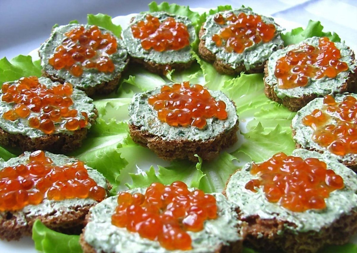 Канапе с икрой и севрюгой