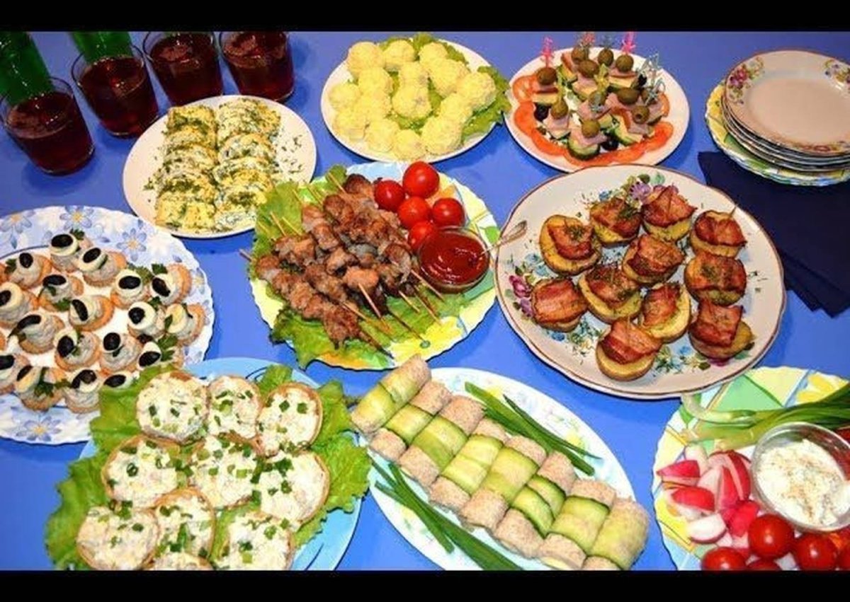 Огромный стол с едой