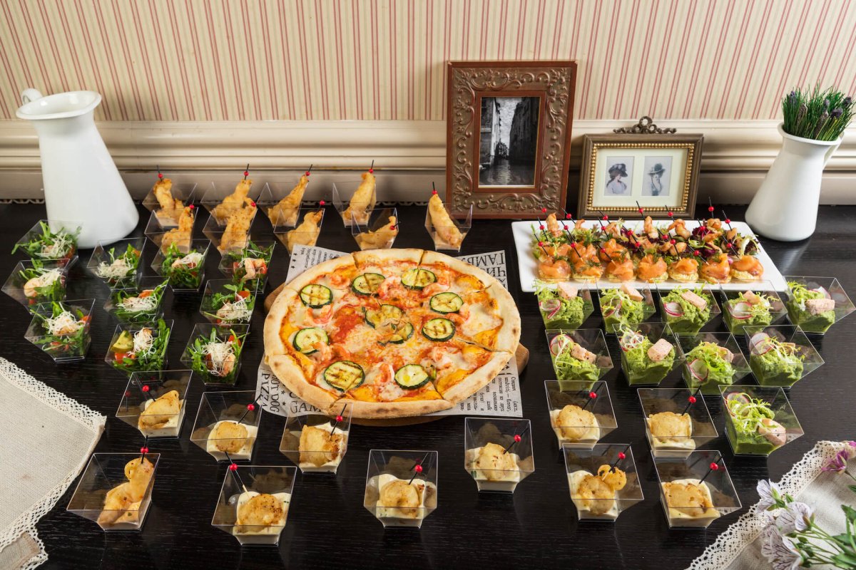 Накрытый стол с едой на день рождения