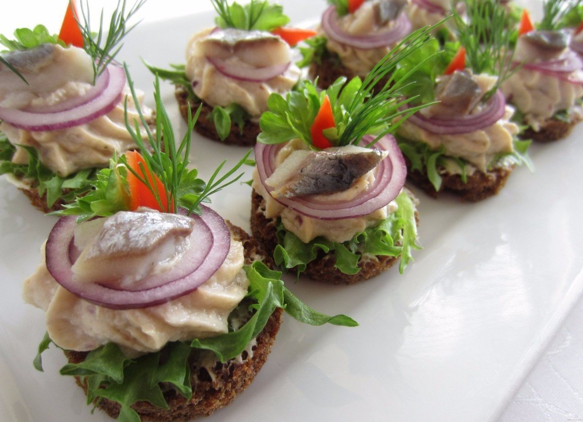 Закусочные бутерброды на праздничный стол