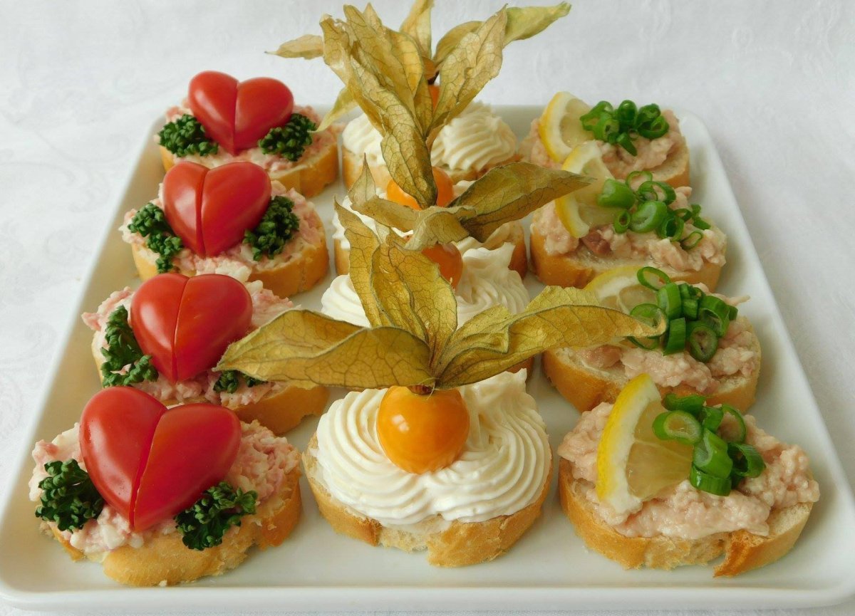 • Канапе «ананасовый кораблик»