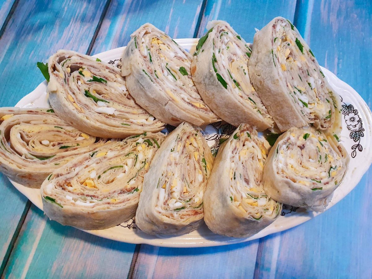 Рулет из лаваша с тунцом