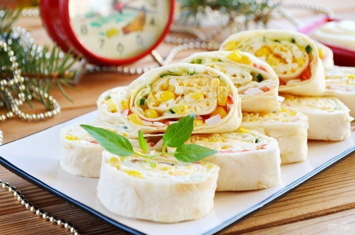 Рулет из лаваша с крабовыми палочками и яйцом