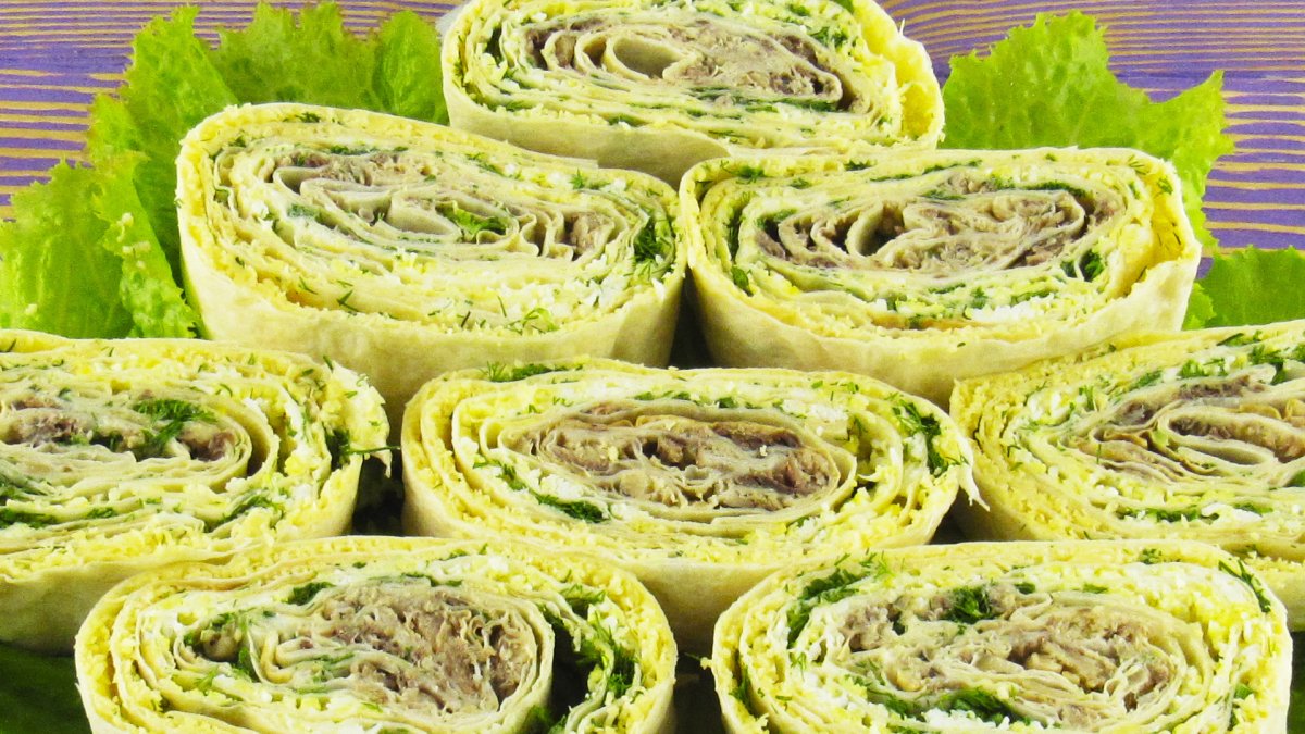 Рулет из лаваша с крабовыми палочками и сыром