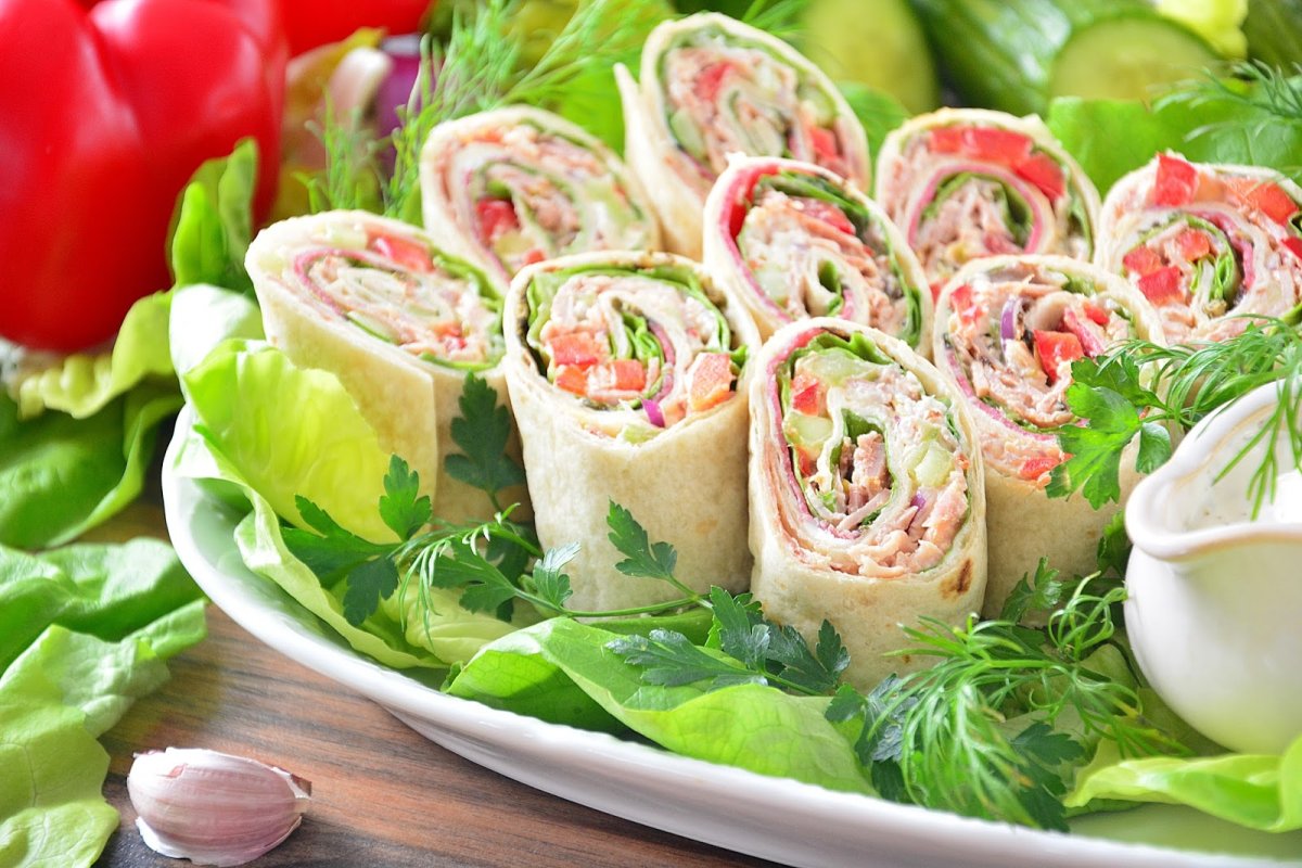 Рулетики из лаваша с крабовыми палочками и сыром