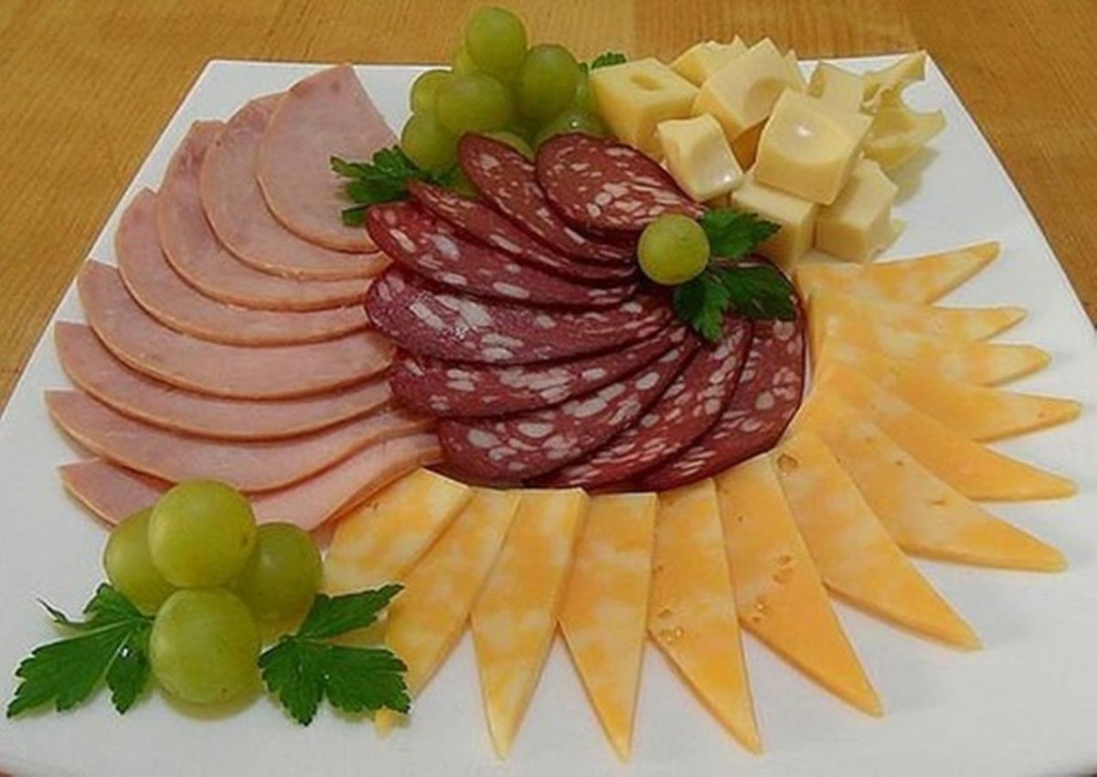 Украшение колбасы и сыра