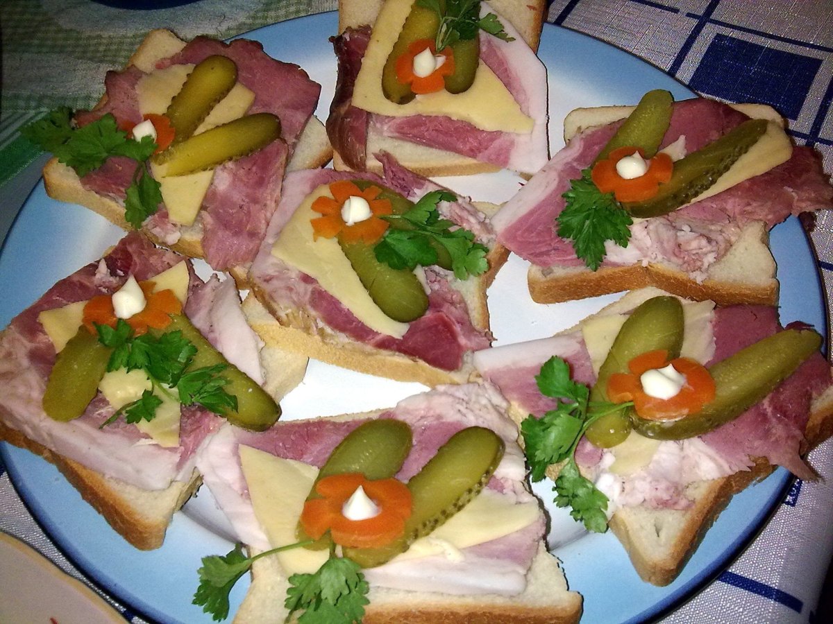 Канапе с бужениной и окороком