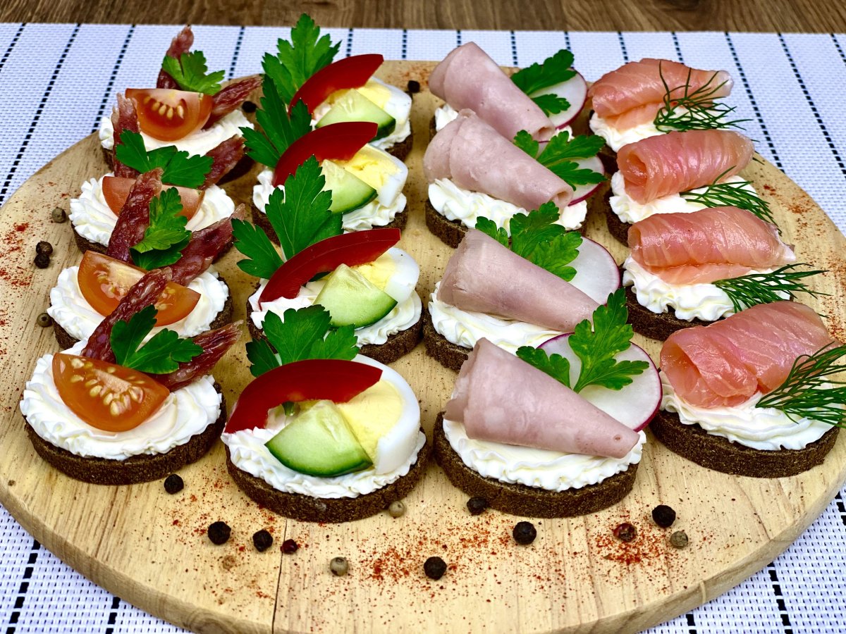 Бутерброды с колбасой и огурцом