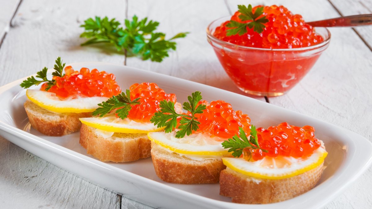 Красная икра на новогоднем столе