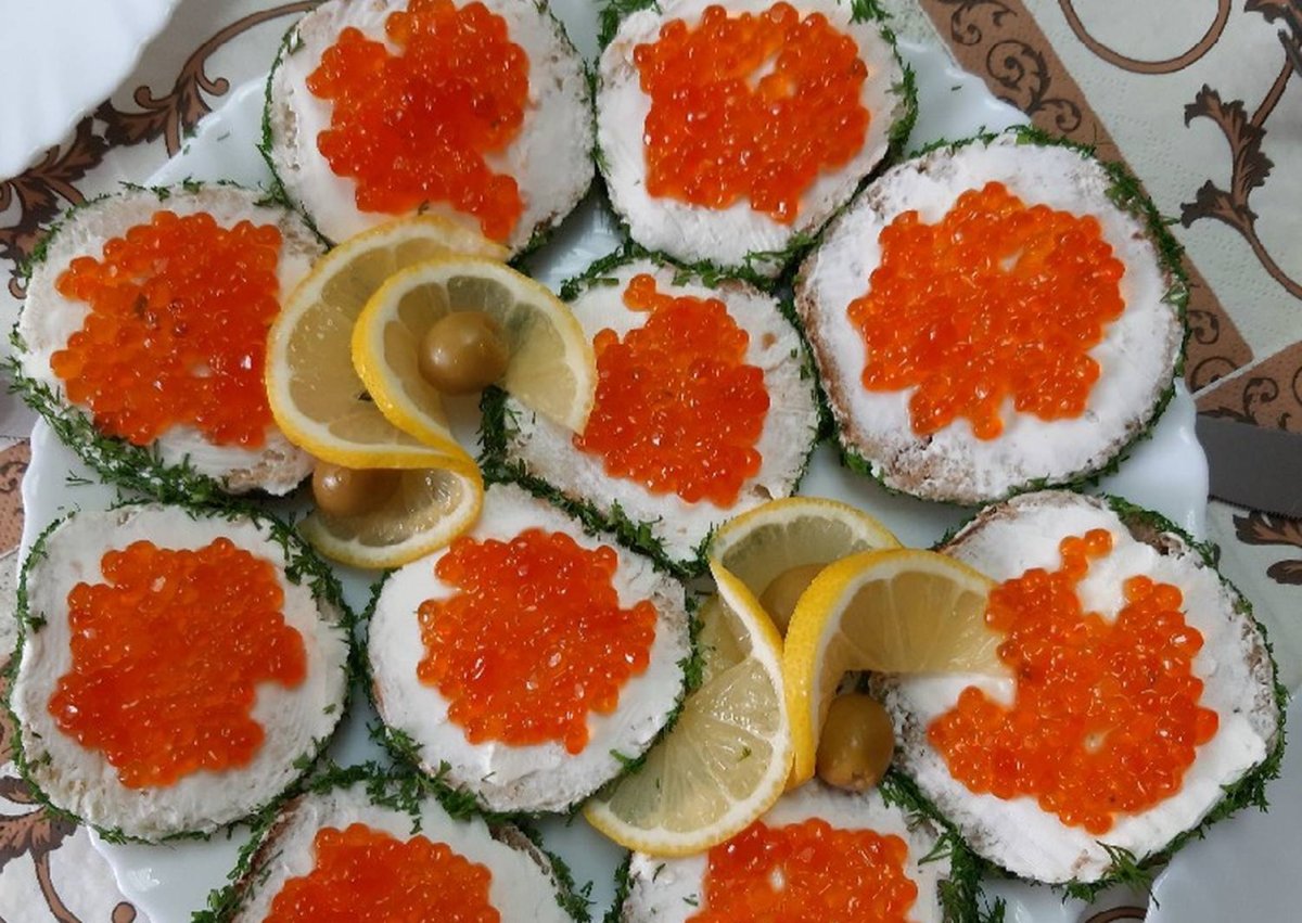 Украшение бутербродов с икрой