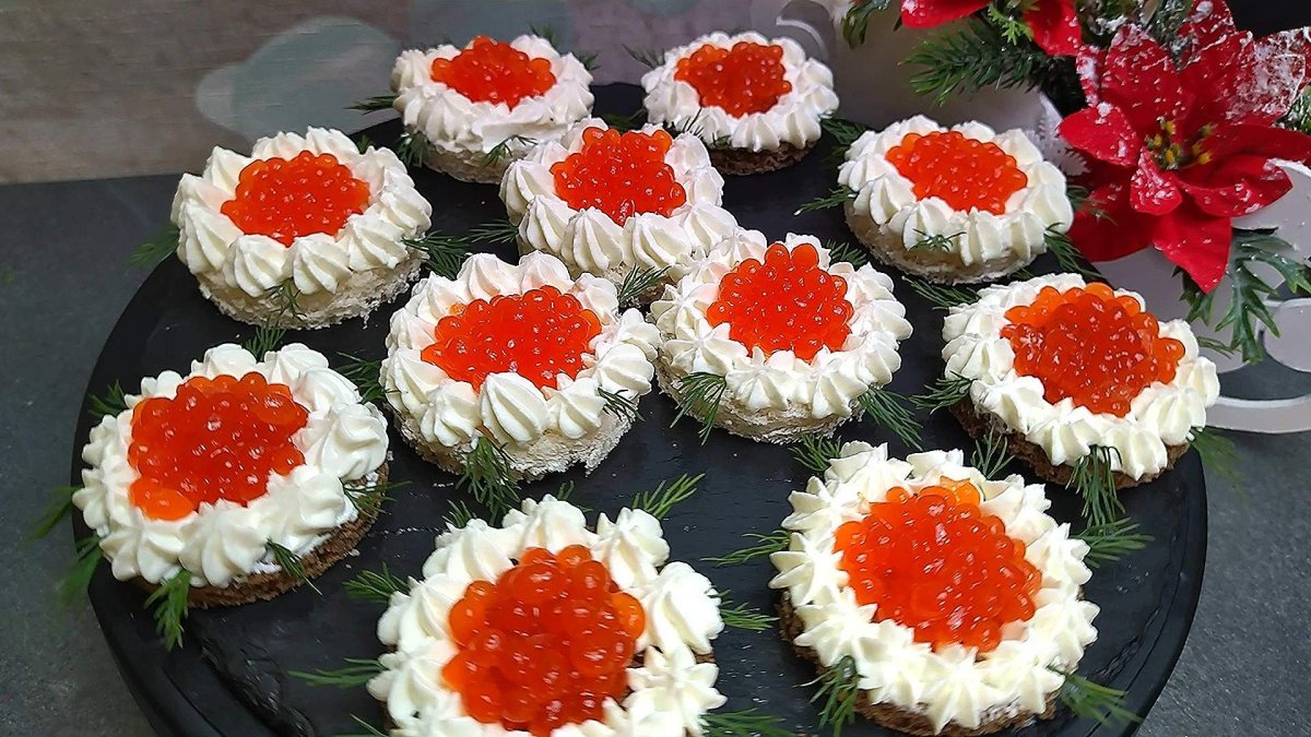 Шампанское и бутерброд с икрой