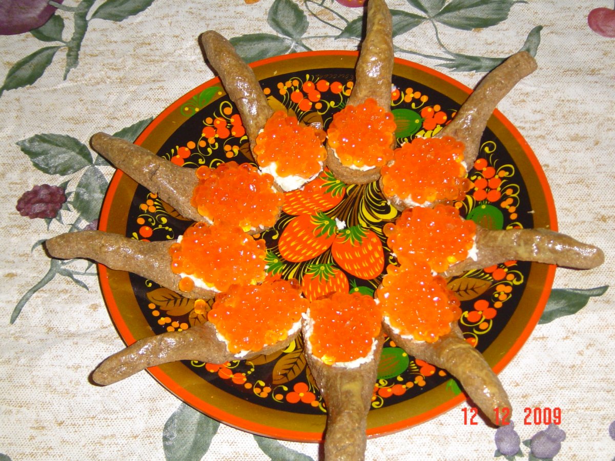 Красная икра на столе