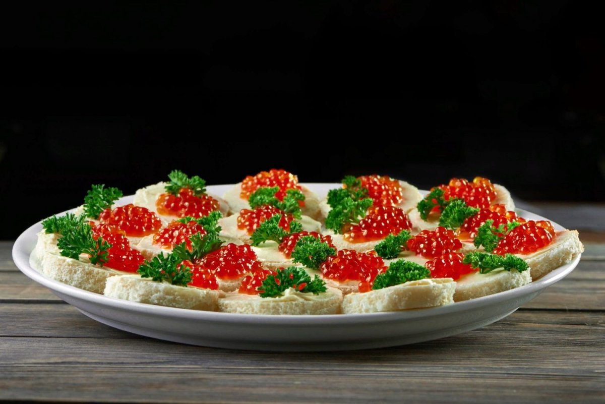 Бутерброды с красной рыбой и икрой