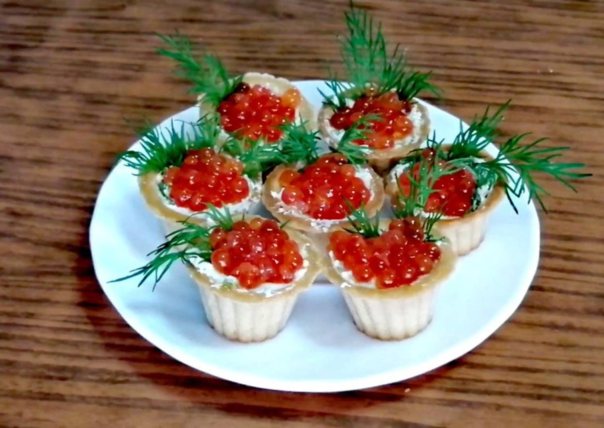 Украсить тарталетки с икрой
